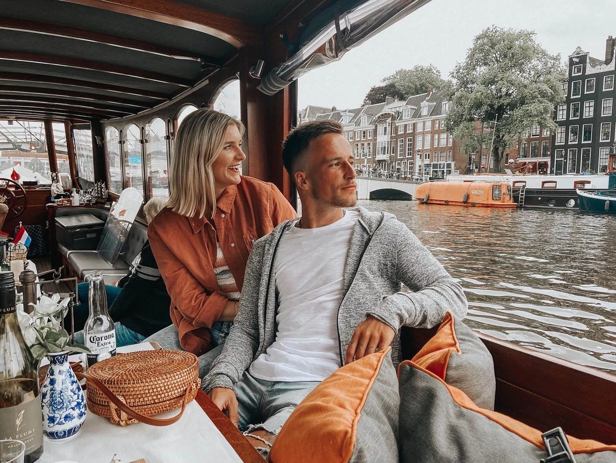 conocer los canales de Ámsterdam en barco